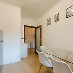 Апартаменты Gaia's Flat - 15 Min From & Train Station *