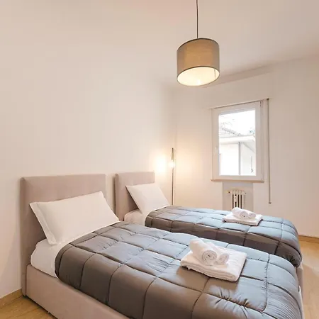 Gaia's Flat - 15 Min From & Train Station Апартаменты