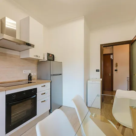 Апартаменты Gaia's Flat - 15 Min From & Train Station