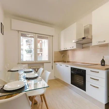 Gaia's Flat - 15 Min From & Train Station Апартаменты