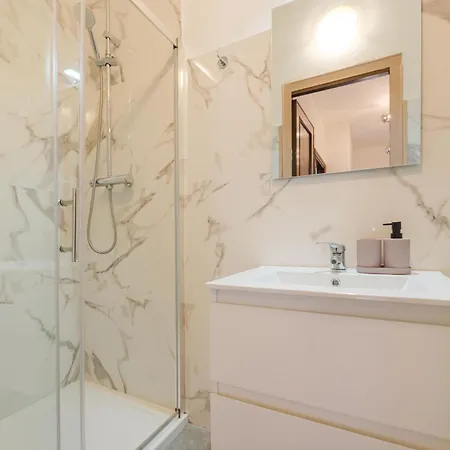 Gaia's Flat - 15 Min From & Train Station Daire *