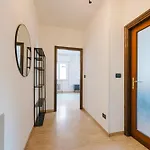 Gaia's Flat - 15 Min From & Train Station דירה