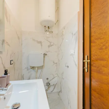 Gaia's Flat - 15 Min From & Train Station