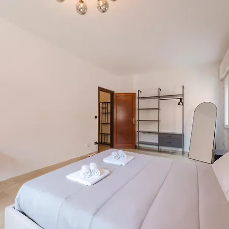 Апартаменты Gaia's Flat - 15 Min From & Train Station
