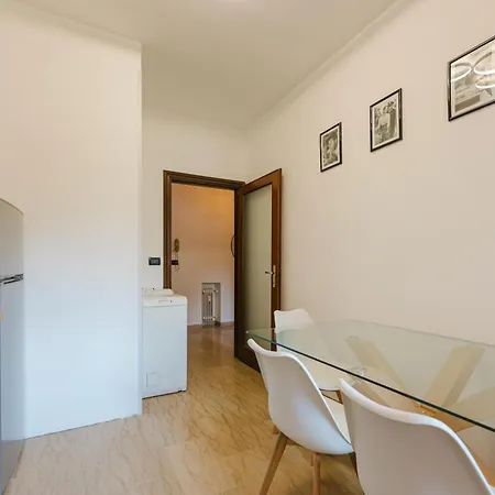 Апартаменты Gaia's Flat - 15 Min From & Train Station *