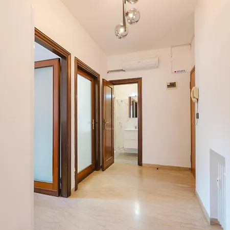 Апартаменты Gaia's Flat - 15 Min From & Train Station Венеция
