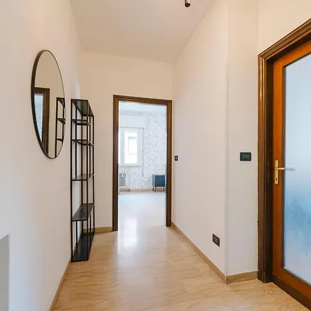 Gaia's Flat - 15 Min From & Train Station Апартаменты
