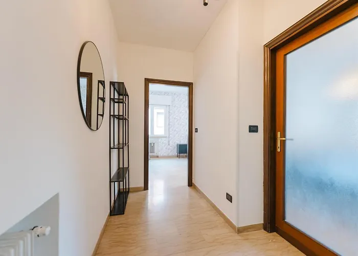 Gaia's Flat - 15 Min From & Train Station Apartamento